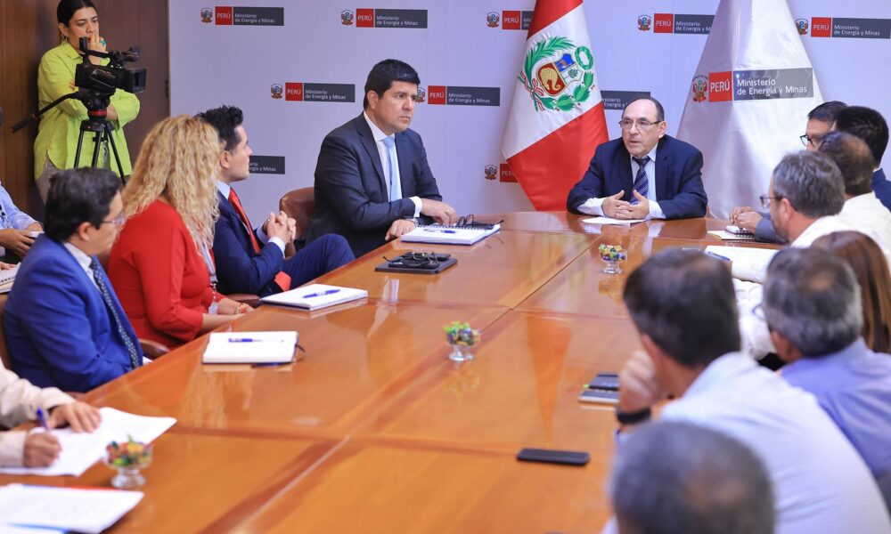 El ministro de Energía y Minas, Angelo Alfaro Lombardi, encabezó la primera reunión de articulación entre los entidades públicas y privado para sumar esfuerzos y avanzar en la solución de la emergencia que afecta al transporte de gas natural.