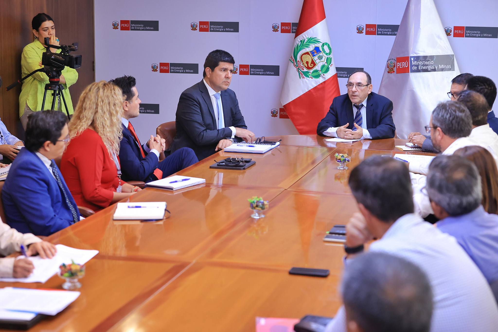 El ministro de Energía y Minas, Angelo Alfaro Lombardi, encabezó la primera reunión de articulación entre los entidades públicas y privado para sumar esfuerzos y avanzar en la solución de la emergencia que afecta al transporte de gas natural.